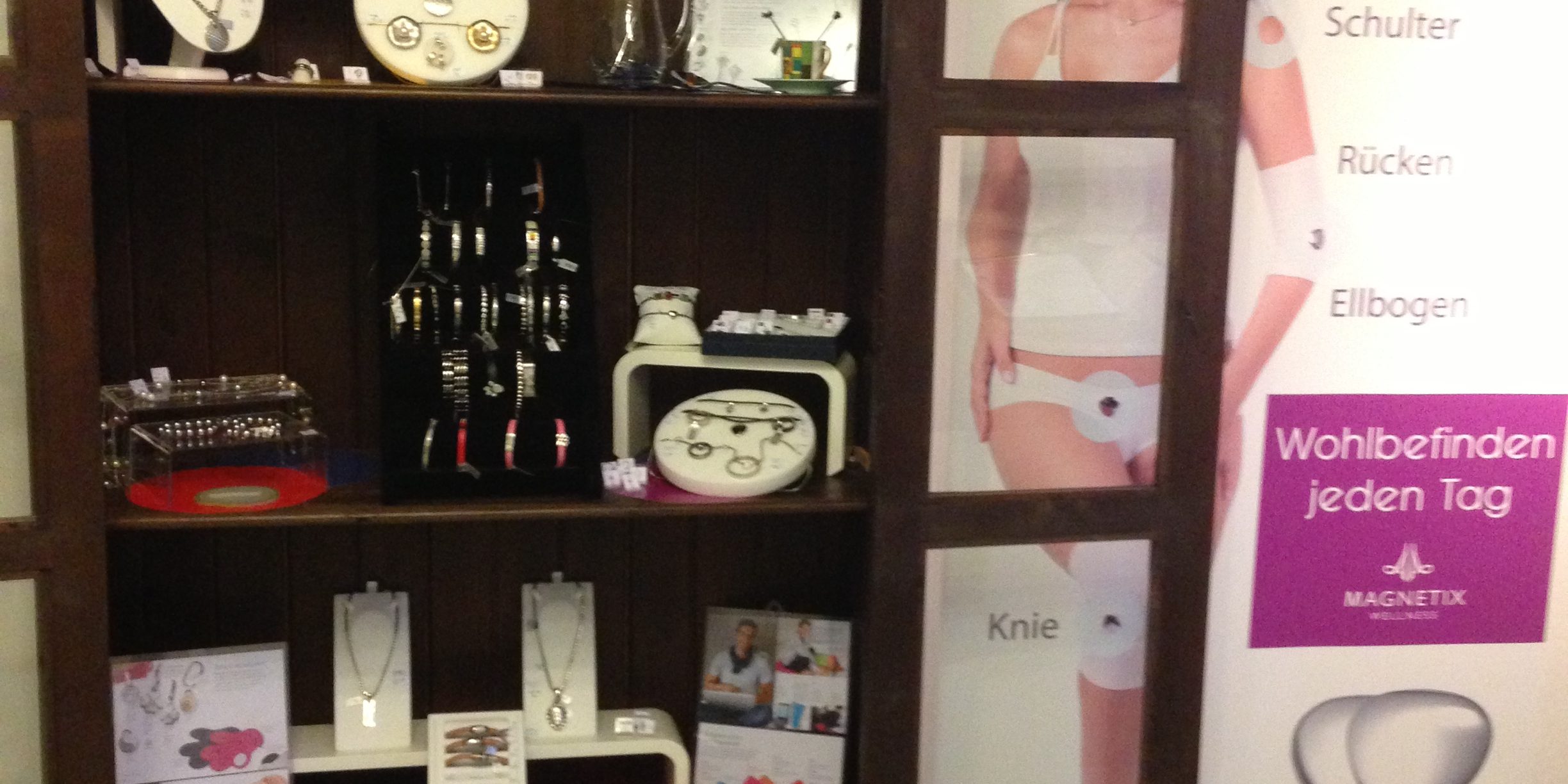 Magnetix-Energetix Ausstellungsraum Ausschnitt m Schrank dunkel aigner-Team