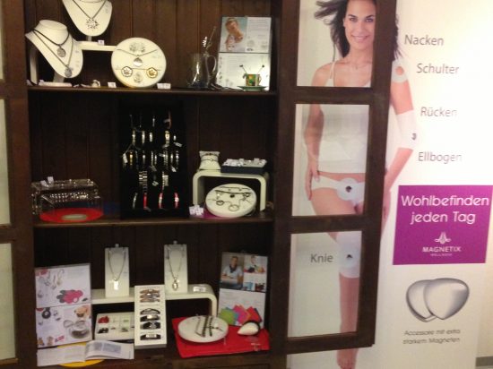 Magnetix-Energetix Ausstellungsraum Ausschnitt m Schrank dunkel aigner-Team