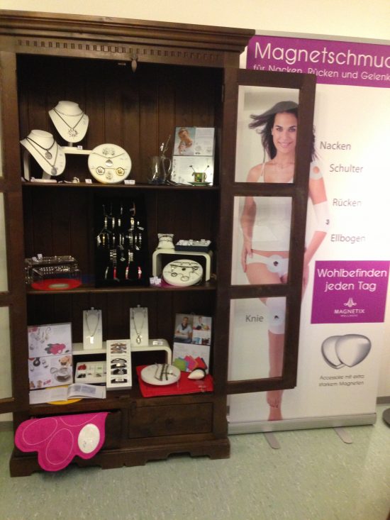 Magnetix-Energetix Ausstellungsraum Ausschnitt m Schrank dunkel aigner-Team Magnetix-Energetix Ausstellungsraum Ausschnitt m Schrank dunkel aigner-Team