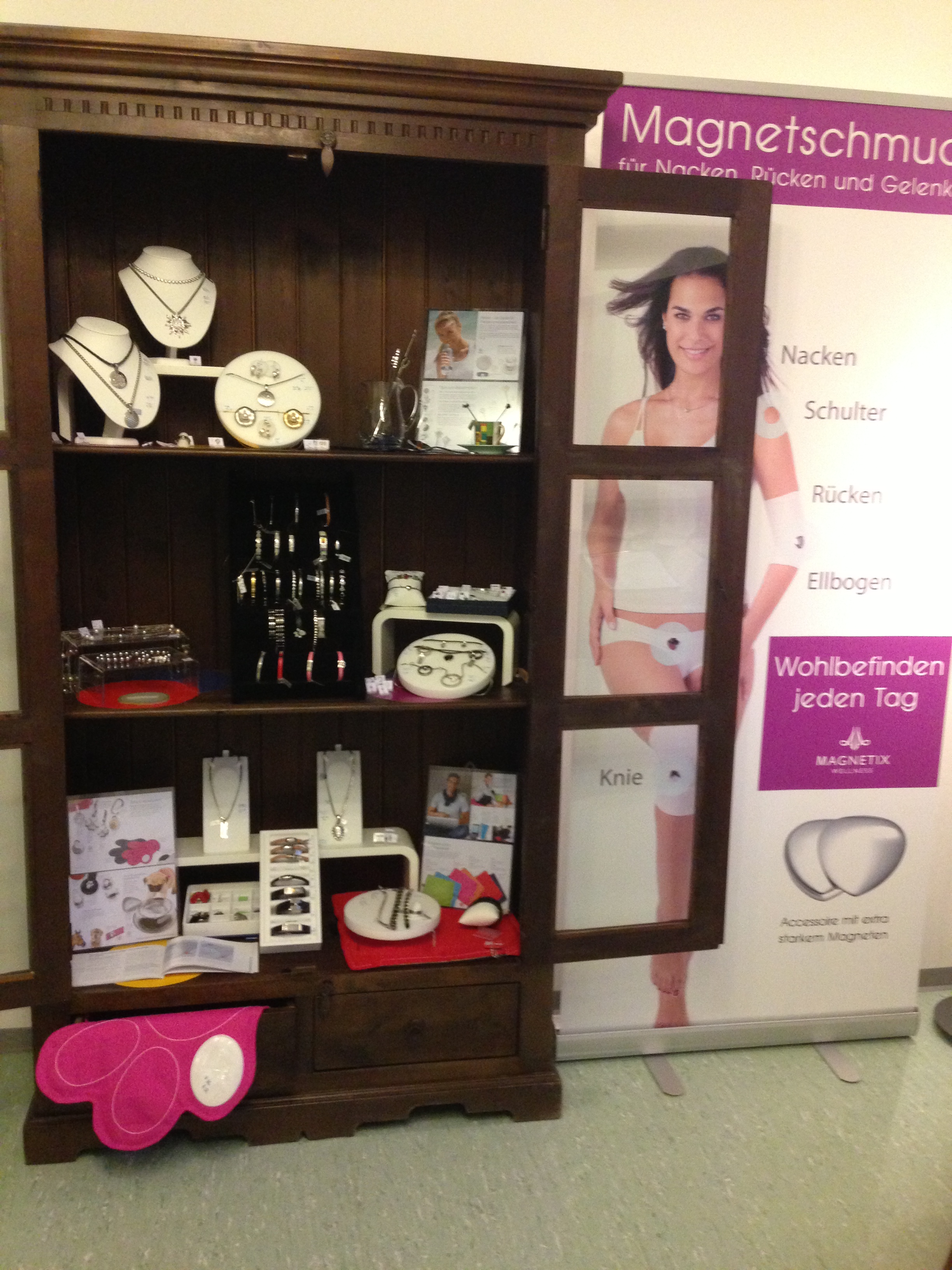 Magnetix-Energetix Ausstellungsraum Ausschnitt m Schrank dunkel aigner-Team Magnetix-Energetix Ausstellungsraum Ausschnitt m Schrank dunkel aigner-Team